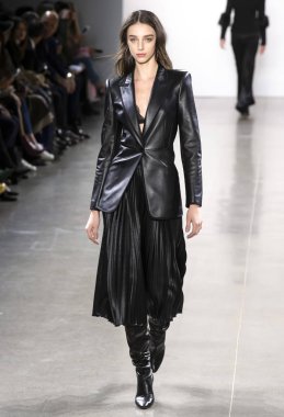 New York, Ny - 07 Şubat 2019: Elie Tahari sonbahar kış 2019 moda pist göster New York moda haftası sırasında bir model yürür.