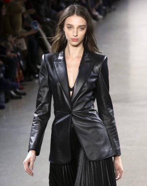 New York, Ny - 07 Şubat 2019: Elie Tahari sonbahar kış 2019 moda pist göster New York moda haftası sırasında bir model yürür.