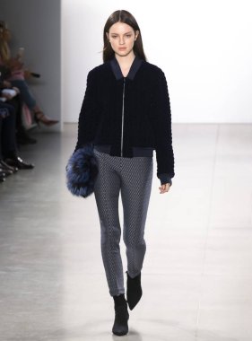 New York, Ny - 07 Şubat 2019: Elie Tahari sonbahar kış 2019 moda pist göster New York moda haftası sırasında bir model yürür.