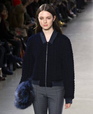 New York, Ny - 07 Şubat 2019: Elie Tahari sonbahar kış 2019 moda pist göster New York moda haftası sırasında bir model yürür.