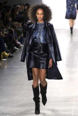 New York, Ny - 07 Şubat 2019: Elie Tahari sonbahar kış 2019 moda pist göster New York moda haftası sırasında bir model yürür.