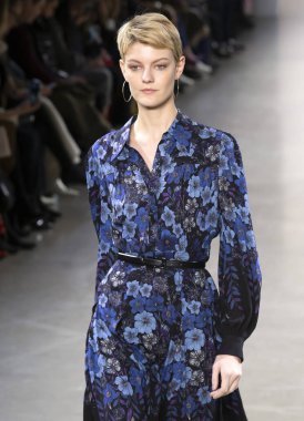 New York, Ny - 07 Şubat 2019: Elie Tahari sonbahar kış 2019 moda pist göster New York moda haftası sırasında bir model yürür.