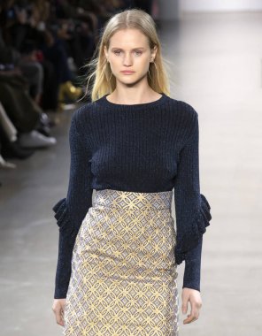 New York, Ny - 07 Şubat 2019: Elie Tahari sonbahar kış 2019 moda pist göster New York moda haftası sırasında bir model yürür.