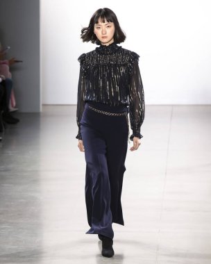 New York, Ny - 07 Şubat 2019: Elie Tahari sonbahar kış 2019 moda pist göster New York moda haftası sırasında bir model yürür.