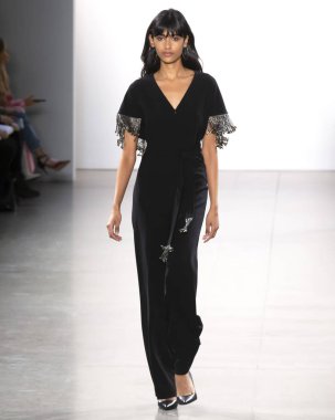 New York, Ny - 07 Şubat 2019: Elie Tahari sonbahar kış 2019 moda pist göster New York moda haftası sırasında bir model yürür.