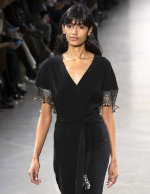 New York, Ny - 07 Şubat 2019: Elie Tahari sonbahar kış 2019 moda pist göster New York moda haftası sırasında bir model yürür.