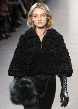 New York, Ny - 07 Şubat 2019: Elie Tahari sonbahar kış 2019 moda pist göster New York moda haftası sırasında bir model yürür.