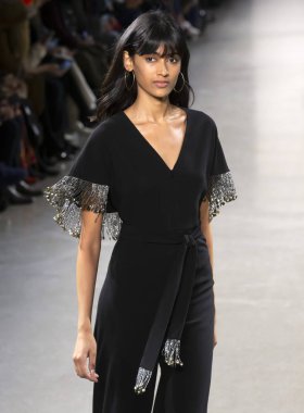 New York, Ny - 07 Şubat 2019: Elie Tahari sonbahar kış 2019 moda pist göster New York moda haftası sırasında bir model yürür.