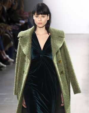 New York, Ny - 07 Şubat 2019: Elie Tahari sonbahar kış 2019 moda pist göster New York moda haftası sırasında bir model yürür.