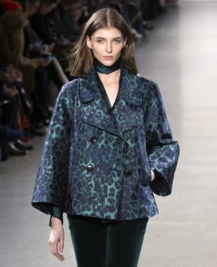 New York, Ny - 07 Şubat 2019: Elie Tahari sonbahar kış 2019 moda pist göster New York moda haftası sırasında bir model yürür.