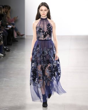 New York, Ny - 07 Şubat 2019: Elie Tahari sonbahar kış 2019 moda pist göster New York moda haftası sırasında bir model yürür.