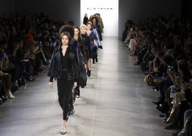 New York, Ny - 07 Şubat 2019: Modelleri yürüyüş New York moda haftası sırasında Elie Tahari sonbahar kış 2019 defile pist