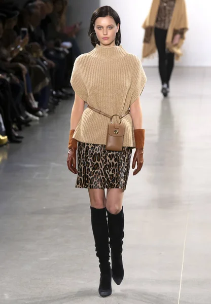 New York Februar 2019 Model Spadserer Landingsbanen Elie Tahari Fall - Stock-foto