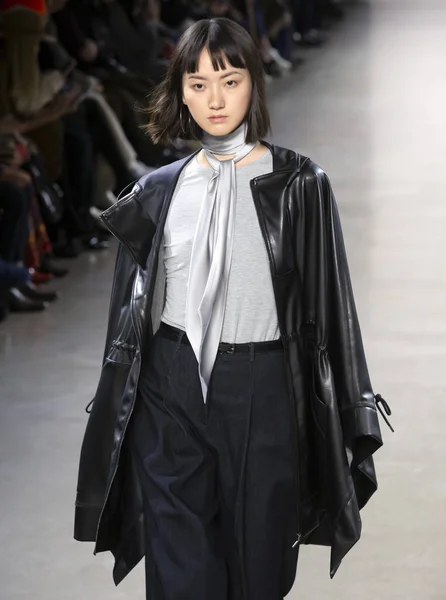 ニューヨーク 2019 ニューヨーク ファッション ウィーク中にエリー Tahari 2019 ファッションの滑走路を表示するモデル散歩です — ストック写真