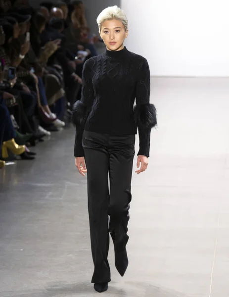 New York February 2019 Model Walks Runway Elie Tahari Fall — Stock Photo, Image