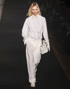 New York, New York - 11 Şubat 2019: Sasha Pivovarova rehberleri ve Voltaire sonbahar kış 2019 Moda Fuarı'nda Park Caddesi Tophane pist yürür 