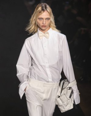 New York, New York - 11 Şubat 2019: Sasha Pivovarova rehberleri ve Voltaire sonbahar kış 2019 Moda Fuarı'nda Park Caddesi Tophane pist yürür 