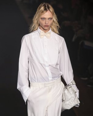 New York, New York - 11 Şubat 2019: Sasha Pivovarova rehberleri ve Voltaire sonbahar kış 2019 Moda Fuarı'nda Park Caddesi Tophane pist yürür 