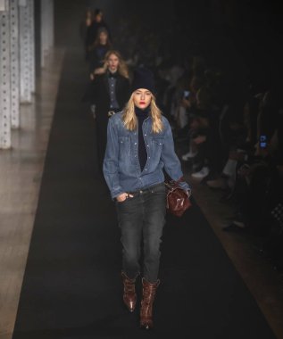 New York, New York - 11 Şubat 2019: Ella Rattigan rehberleri ve Voltaire sonbahar kış 2019 Moda Fuarı'nda Park Caddesi Tophane pist yürür 