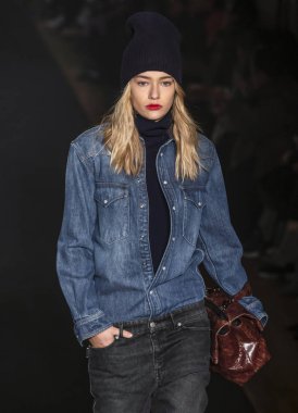 New York, New York - 11 Şubat 2019: Ella Rattigan rehberleri ve Voltaire sonbahar kış 2019 Moda Fuarı'nda Park Caddesi Tophane pist yürür 