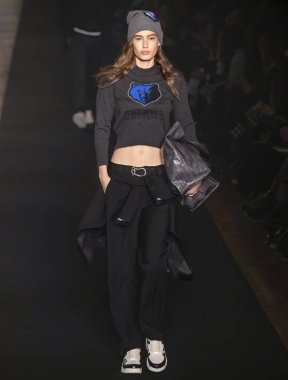 New York, New York - 11 Şubat 2019: Laura Sorensen rehberleri ve Voltaire sonbahar kış 2019 Moda Fuarı'nda Park Caddesi Tophane pist yürür 