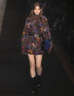 New York, New York - 11 Şubat 2019: Ratner rehberleri ve Voltaire sonbahar kış 2019 Moda Fuarı'nda Park Caddesi Tophane pist yürür 