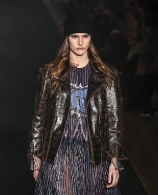 New York, New York - 11 Şubat 2019: Lucia Lopez rehberleri ve Voltaire sonbahar kış 2019 Moda Fuarı'nda Park Caddesi Tophane pist yürür 