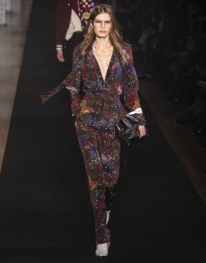 New York, New York - 11 Şubat 2019: Sophie Rask rehberleri ve Voltaire sonbahar kış 2019 Moda Fuarı'nda Park Caddesi Tophane pist yürür 