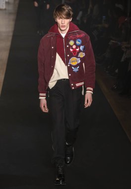 New York, New York - 11 Şubat 2019: Finnlay Davis rehberleri ve Voltaire sonbahar kış 2019 Moda Fuarı'nda Park Caddesi Tophane pist yürür 