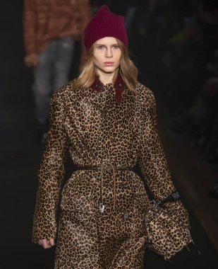 New York, New York - 11 Şubat 2019: Estelle Nehring rehberleri ve Voltaire sonbahar kış 2019 Moda Fuarı'nda Park Caddesi Tophane pist yürür 