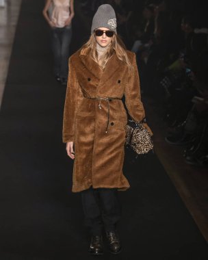 New York, New York - 11 Şubat 2019: Jamie Vogt rehberleri ve Voltaire sonbahar kış 2019 Moda Fuarı'nda Park Caddesi Tophane pist yürür 