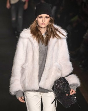 New York, New York - 11 Şubat 2019: Sara van der Hoek rehberleri ve Voltaire sonbahar kış 2019 Moda Fuarı'nda Park Caddesi Tophane pist yürür 