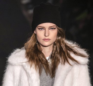 New York, New York - 11 Şubat 2019: Sara van der Hoek rehberleri ve Voltaire sonbahar kış 2019 Moda Fuarı'nda Park Caddesi Tophane pist yürür 