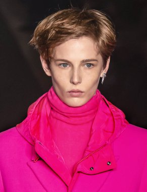 New York, New York - 11 Şubat 2019: Emily Gafford rehberleri ve Voltaire sonbahar kış 2019 Moda Fuarı'nda Park Caddesi Tophane pist yürür 