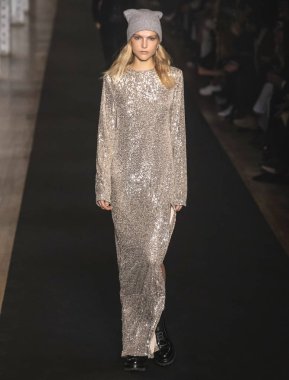 New York, New York - 11 Şubat 2019: Kirin Dejonckheere rehberleri ve Voltaire sonbahar kış 2019 Moda Fuarı'nda Park Caddesi Tophane pist yürür 