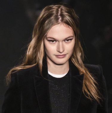 New York, New York - 11 Şubat 2019: Dasha Maletina rehberleri ve Voltaire sonbahar kış 2019 Moda Fuarı'nda Park Caddesi Tophane pist yürür 