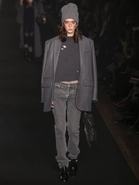 New York, New York - 11 Şubat 2019: Maeva Giani rehberleri ve Voltaire sonbahar kış 2019 Moda Fuarı'nda Park Caddesi Tophane pist yürür 