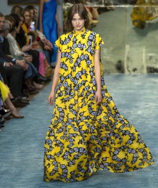 New York, New York - 11 Şubat 2019: Sarah Brown Carolina Herrera sonbahar kış 2019 defile pist yürür