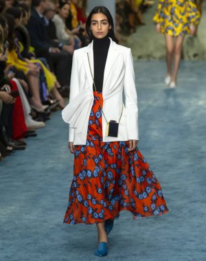 New York, New York - 11 Şubat 2019: Nora Attal Carolina Herrera sonbahar kış 2019 defile pist yürür