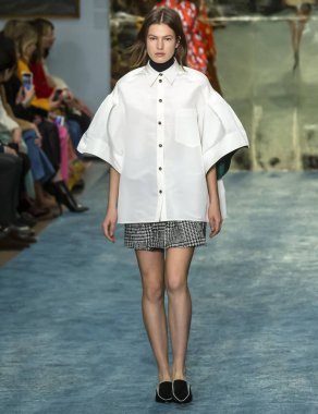 New York, New York - 11 Şubat 2019: Roos van Elk Carolina Herrera sonbahar kış 2019 defile pist yürür