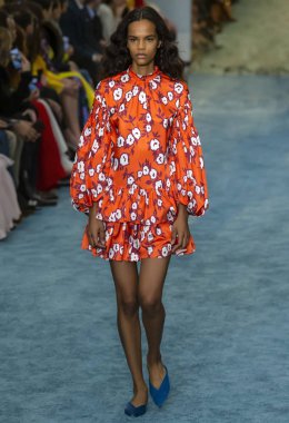 New York, New York - 11 Şubat 2019: Natalia Montero Carolina Herrera sonbahar kış 2019 defile pist yürür