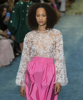 New York, New York - 11 Şubat 2019: Selena Forrest Carolina Herrera sonbahar kış 2019 defile pist yürür