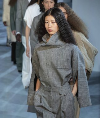 New York, New York - 11 Şubat 2019: 3.1 Phillip Lim sonbahar kış 2019 defile pist yürür Tang