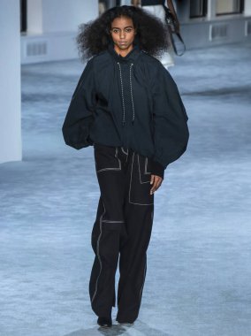 New York, New York - 11 Şubat 2019: Carmen Amare 3.1 Phillip Lim sonbahar kış 2019 defile pist yürür