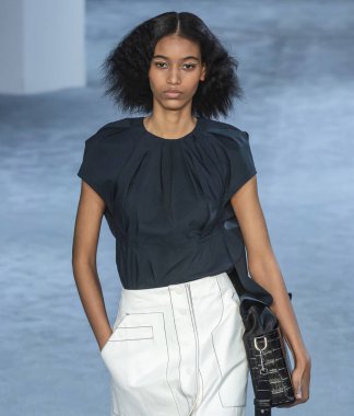New York, New York - 11 Şubat 2019: Manuela Sanchez 3.1 Phillip Lim sonbahar kış 2019 defile pist yürür