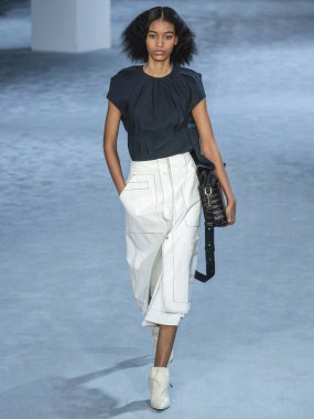 New York, New York - 11 Şubat 2019: Manuela Sanchez 3.1 Phillip Lim sonbahar kış 2019 defile pist yürür