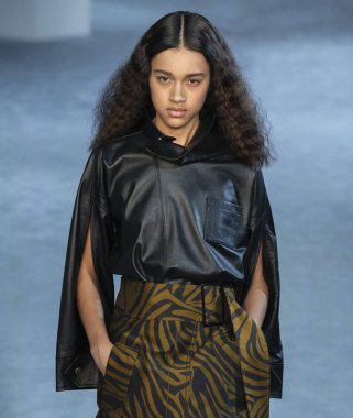 New York, New York - 11 Şubat 2019: Mara Kasanpawiro 3.1 Phillip Lim sonbahar kış 2019 defile pist yürür
