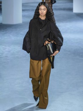 New York, New York - 11 Şubat 2019: Sijia Kang 3.1 Phillip Lim sonbahar kış 2019 defile pist yürür