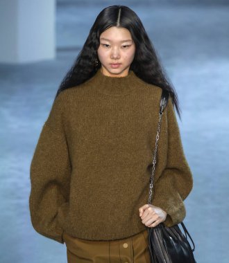 New York, New York - 11 Şubat 2019: genç Bae 3.1 Phillip Lim sonbahar kış 2019, pist yürür Yoon Fashion Show.