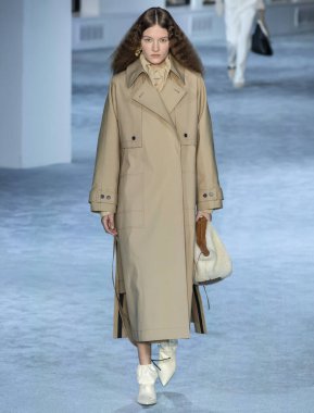 New York, New York - 11 Şubat 2019: Natalia Renken 3.1 Phillip Lim sonbahar kış 2019 defile pist yürür
